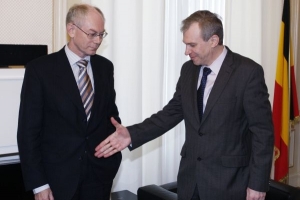 Stř&iacute;d&aacute;n&iacute; premi&eacute;rů: Rompuy (vlevo) si potř&aacute;s&aacute; rukou s Letermem.
