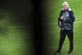 Tren&eacute;r Karel Br&uuml;ckner při ponděln&iacute;m tr&eacute;ninku v Seefeldu.