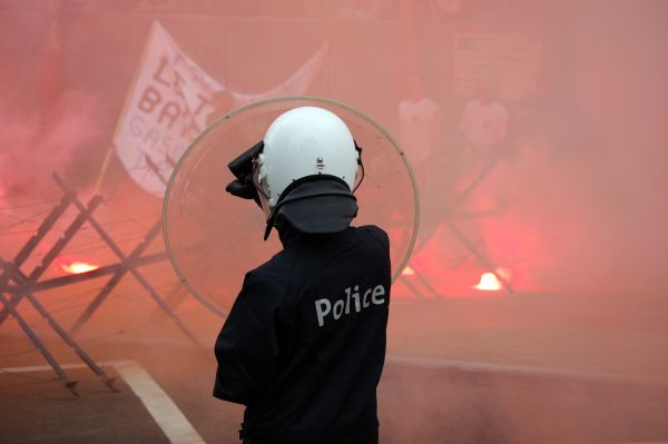 Plameny a dělbuchy před institucemi Uu v Bruselu.