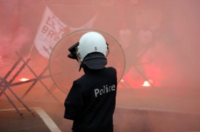Plameny a dělbuchy před institucemi Uu v Bruselu.