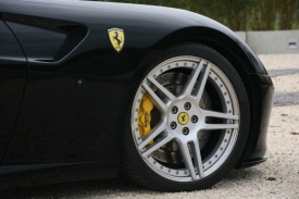 Novitec nabízí také brzdovou soustavu Brembo se šestipístkovými třmeny a kotouči o průměru 405 milimetrů na obou nápravách.