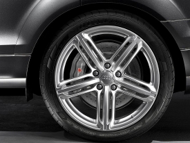 Kombinace extrémních výkonů s vysokou hmotností může být nebezpečná. Proto má Audi Q7 V12 TDI standardně neúnavné karbonkeramické brzdy.
