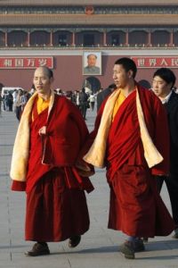 Buddhističt&iacute; mni&scaron;i na n&aacute;měst&iacute; nebesk&eacute;ho klidu v Pekingu.