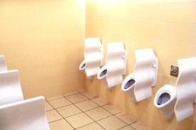 Skoro soukromí u pisoárů. Skoro soukromí u pisoárů.