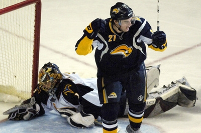 Drew Stafford (Sabres) se raduje krátce poté, co dal hattrick.