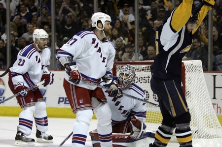 Tomas Vanek oslavuje svůj gól do sítě Rangers