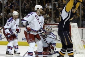 Tomas Vanek oslavuje svůj gól do sítě Rangers