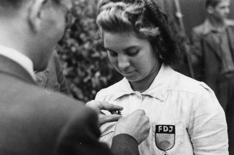 Vyznamenávání svazácké aktivistky FDJ, NDR v roce 1949.