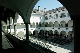 Alte Burg s Muzeem modern&iacute;ho uměn&iacute;.
