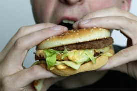 Američan Don Gorske si dopřává 2 hamburgry denně již 36 let. Američan Don Gorske si dopřává 2 hamburgry denně již 36 let.