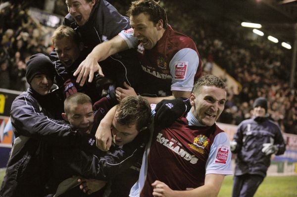 Fotbalisté Burnley se radují z postupu do semifinále ligového poháru. Fotbalisté Burnley se radují z postupu do semifinále ligového poháru.