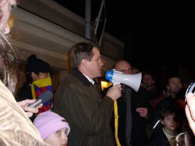 Šéf zelených Martin Bursík řečnil před vchodem do čínské ambasády.