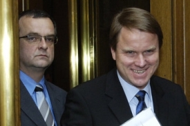 Ministr životního prostředí Martin Bursík (vpravo) a ministr financí Miroslav Kalousek.