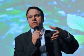 Proti zprávě vystoupil ministr životního prostředí Martin Bursík.