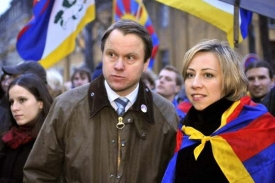 Na demonstraci za Tibet přišel i Martin Bursík s Kateřinou Jaques. Na demonstraci za Tibet přišel i Martin Bursík s Kateřinou Jaques.