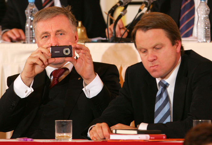 Premiér Topolánek fotí průběh jednání. Vedle  Martin Bursík.