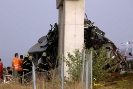 Zdemolovaný slovenský autobus.