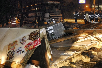 Zdemolovaný novinový stánek, do kterého najel autobus.