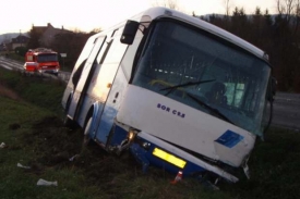 Autobus po srážce skončil v příkopě.