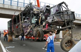 Změť plechu. Odvoz havarovaného autobusu z místa tragédie.