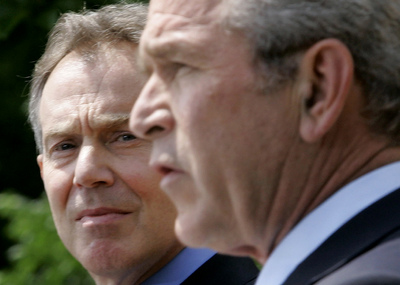 Ilustrační foto - americký prezident George Bush (v popředí) a britský premiér Tony Blair 