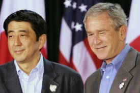 Americký president Bush na společné tiskové konferenci po jednání s japonským ministerským předsedou Šinzó Abem v Camp Davidu.