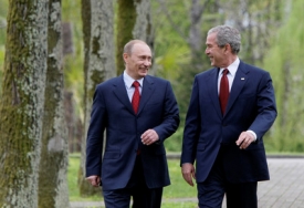Vladimir Putin a americk&yacute; prezident George Bush na společn&eacute; proch&aacute;zce.