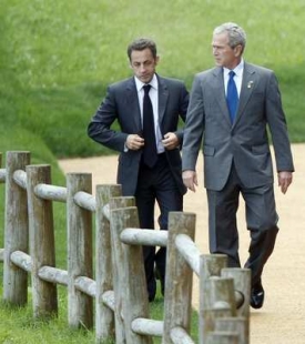 Americk&yacute; prezident George Bush a hlava Francie Nicolas Sarkozy.