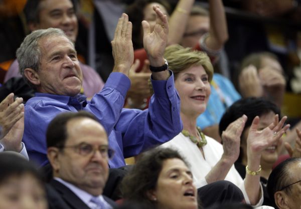 George Bush - jeden z prominentních hostů zápasu. 