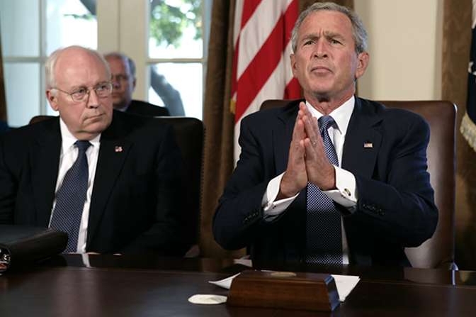 George Bush se modlí v Bílém domě.