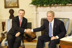 Bush a Erdogan (vlevo)