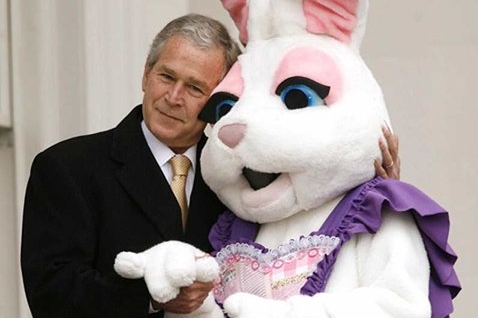 Někdo ho má přece jen rád. Bush s velikonošním zajicem u Bílého domu.