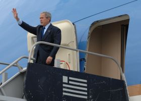 Let&iacute;m. George Bush m&aacute; zat&iacute;m letenku do Pekingu v kapse.