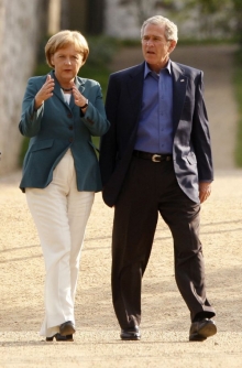 Prezident USA Bush a jeho německ&aacute; hostitelka, kancl&eacute;řka Merkelov&aacute;.