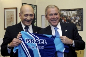 Izraelsk&yacute; premi&eacute;r Olmert s prezidentem Bushem.