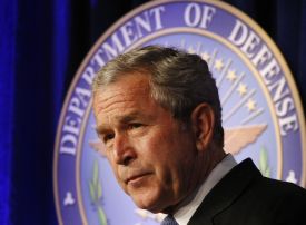 George Bush řeční o globální válce proti terorismu.