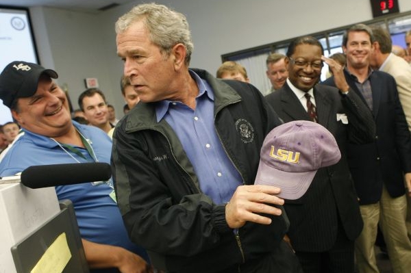 Bush v operačním krizovém centru v Louisianě.