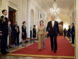 Je&scaron;tě neodch&aacute;z&iacute;m. Bush s manželkou Laurou v B&iacute;l&eacute;m domě 13.1.08.