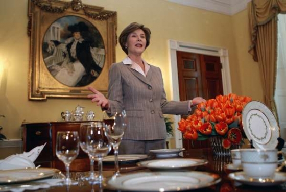 Laura Bushová předvádí nový čínský porcelán v Bílém domě.
