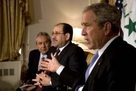 Důvěřuj, ale prověřuj. Bush při setk&aacute;n&iacute; s M&aacute;lik&iacute;m v z&aacute;ř&iacute; 2007.