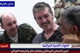 Novinář CBS Richard Butler na záběrech televize Al Iraqiya.