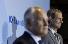 Šéf banky BayernLB Kemmer (vpravo) a bavorský ministr financí Huber