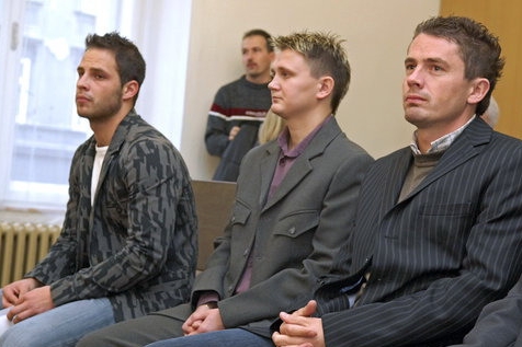 Pětice obžalovaných. Zleva Mrázek, Benko, Houšť,  Schuster a Duda.