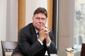Máme o třicet pět procent méně zakázek než loni, říká Ronald A. Adams.