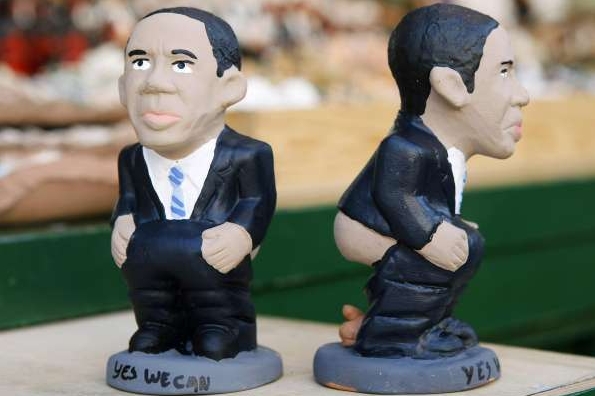 Obama v poněkud delikátní póze - k dostání ve Španělích.