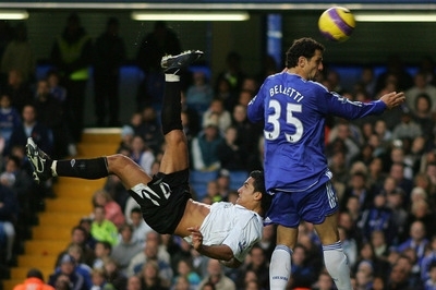 Tim Cahill (vlevo) z Evertonu střílí vítěznou branku.