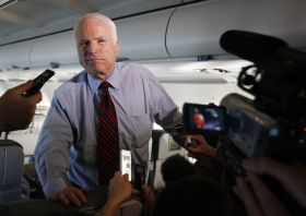 Republikánský &quot;superman&quot; McCain z Washingtonu na Floridu 5.3.2008.
