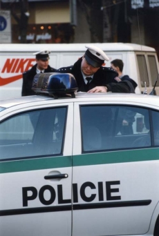 Pražští policisté museli třikrát střílet, pachatelé se snažili unikat.