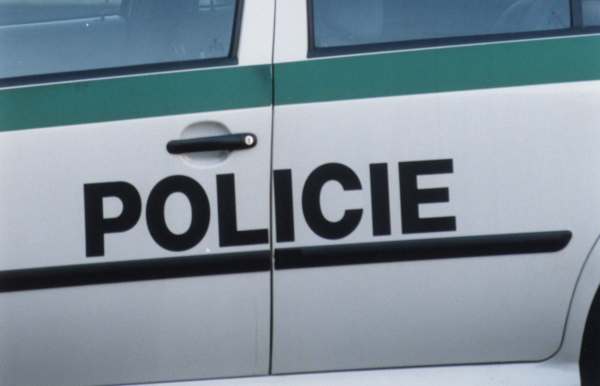 Pražští policisté museli třikrát střílet, pachatelé se snažili unikat.