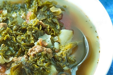 Polévka caldo verde s klobáskou chorizo. Polévka caldo verde s klobáskou chorizo.